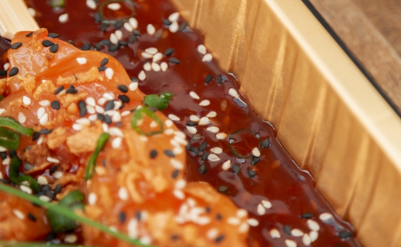 brochettes marinées dans une barquette